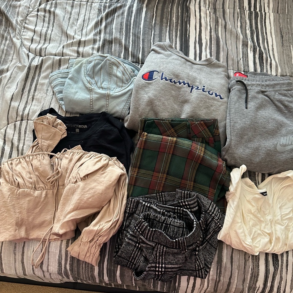 Assorted large clothes - Picture 3 of 9